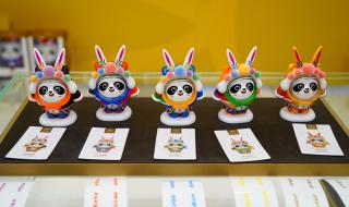 冰墩墩被晒成了糊墩墩